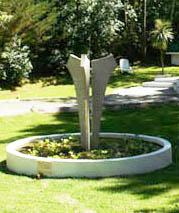 escultura en fuente axel jackisch carilo casa